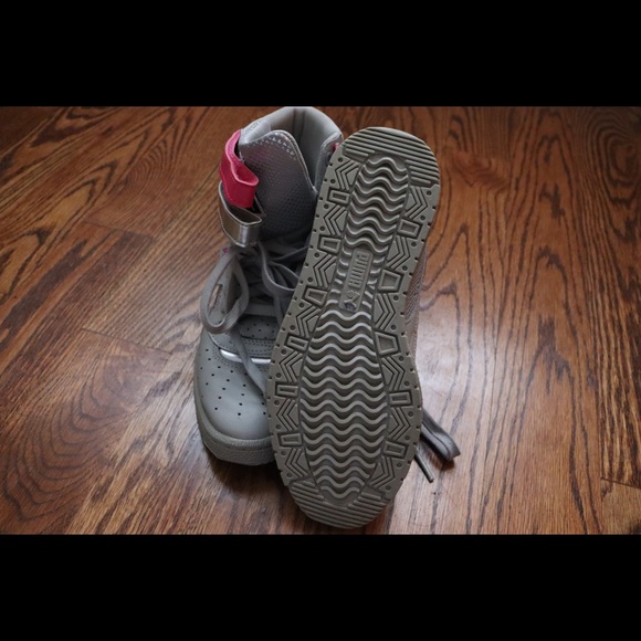 Gray w/pink Puma high top sneakers great condition - Picture 2 of 2